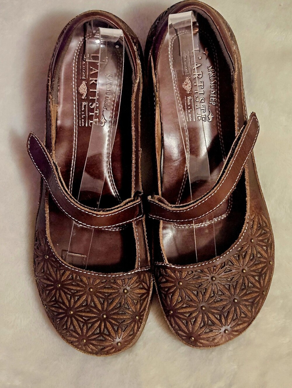 L'Artiste Women's Brown Mary Jane Flats with Floral Laser-Cut Detail. Leather 8